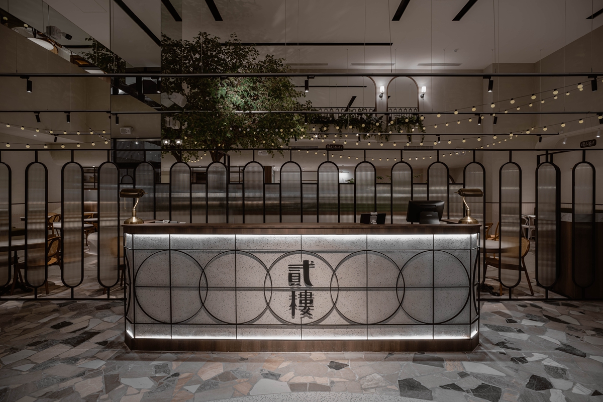 向府城的早餐下挑戰！貳樓台南店用磨石子地板、藤椅與綠植，打造美式早午餐界的台式復古風