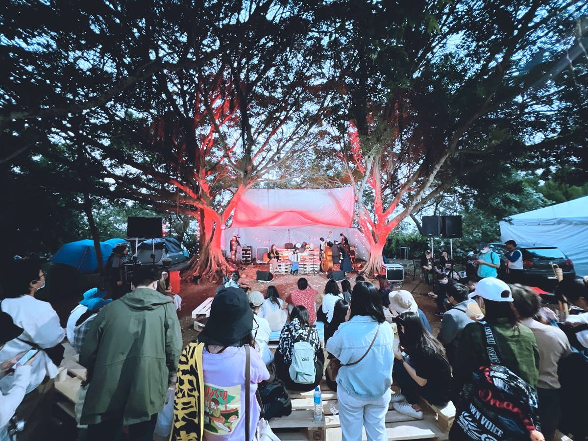 山坳中的音樂天堂！「2022春浪山線．山中」現場直擊，從八三么到頌缽冥想，複合式療癒體驗Chill翻山野