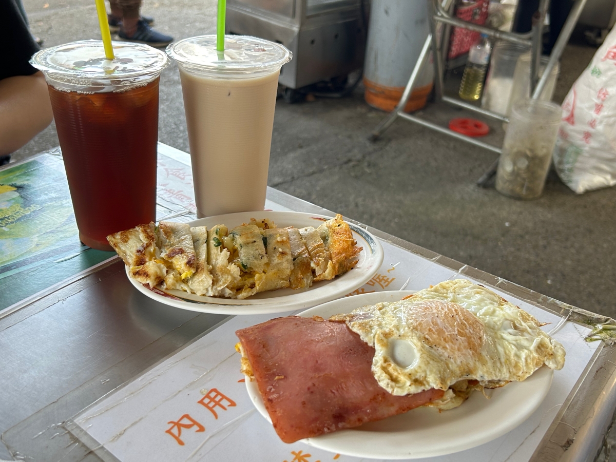 台中美食推薦！一心市場必吃的「一心蛋餅」用巨無霸古早味粉漿蛋餅滿足吃貨的胃，超總匯 、起司口味必點