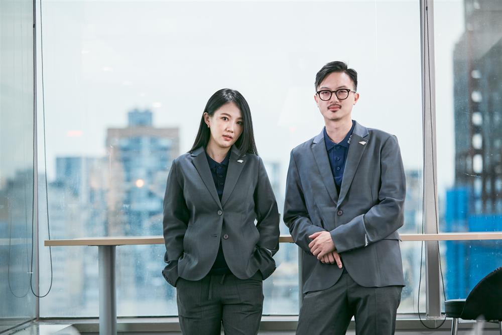 這家電信行制服好時髦！APUJAN結合科幻文學元素，為「台灣大哥大」換上全新黑白橘配色制服