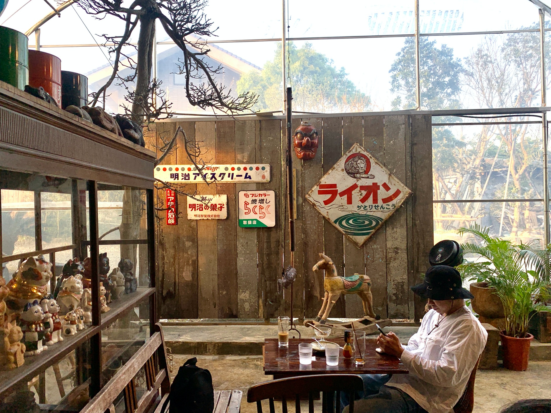 陽明山絕美秘境溫室咖啡廳「Merci裏山」，細節滿滿、古物、植栽看到飽，簡直一秒到日本！