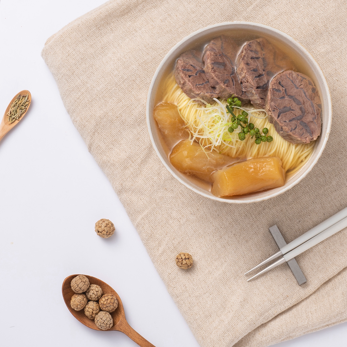 紅白牛肉麵聯名大直忠泰樂生活AKA Sogetsu，限時推出全牛白湯牛肉麵