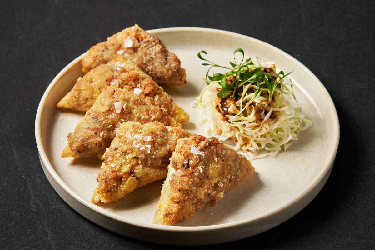 蔬食也能做得很不素食！「foldie蔬食餐酒館」東區開幕，水泥老宅建築打造全新茹素餐廳樣貌