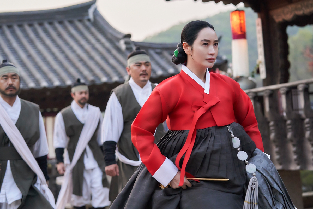 韓劇《小女子》完結，韓國影后金憓秀《王后傘下》用史上最氣勢中殿娘娘接替金高銀！