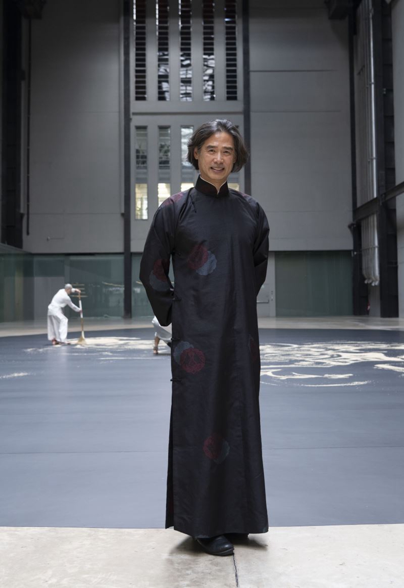 掃拂出心中的平靜與禪意！台灣知名藝術家李明維《如實曲徑》以稻殼米粒線條展現東方美感