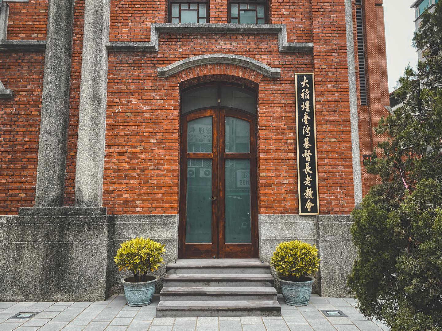 【走讀台北】與現代歷史共存的百年基督教堂：探索新舊風格鑲嵌的大稻埕教會