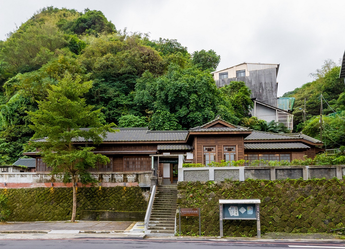 基隆親子旅遊新地標，百年古蹟「基隆要塞司令官邸」變身成「時光繪本書屋」！用親子工作坊與繪本書展等50場藝文活動與孩子享受共讀時光