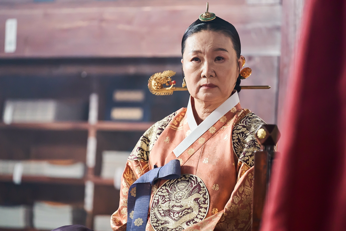 韓劇《小女子》完結，韓國影后金憓秀《王后傘下》用史上最氣勢中殿娘娘接替金高銀！