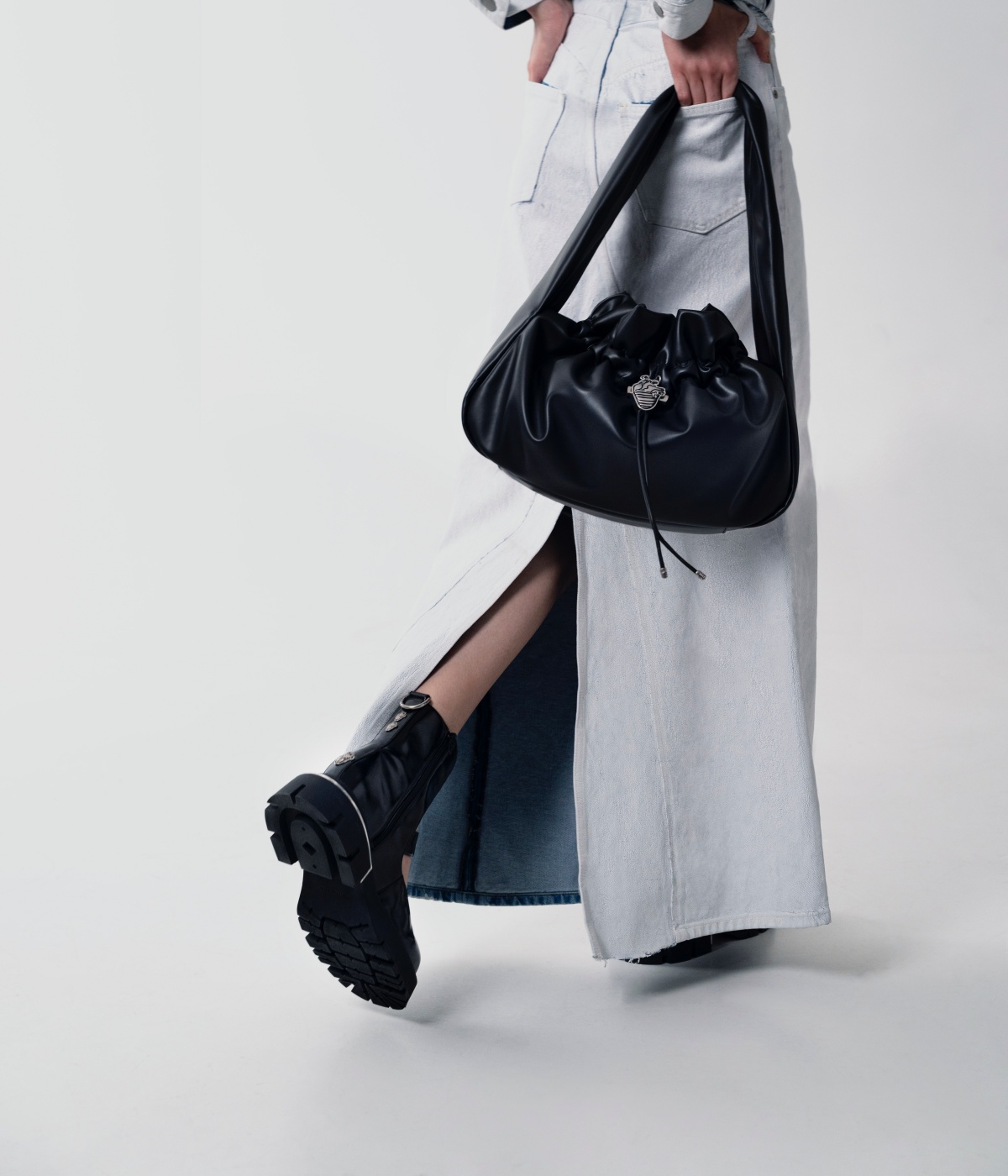 2023早秋時尚界夯什麼？UNIQLO、小CK、JJJJound齊推「極簡風」聯名單品，輕鬆打造時髦穿搭