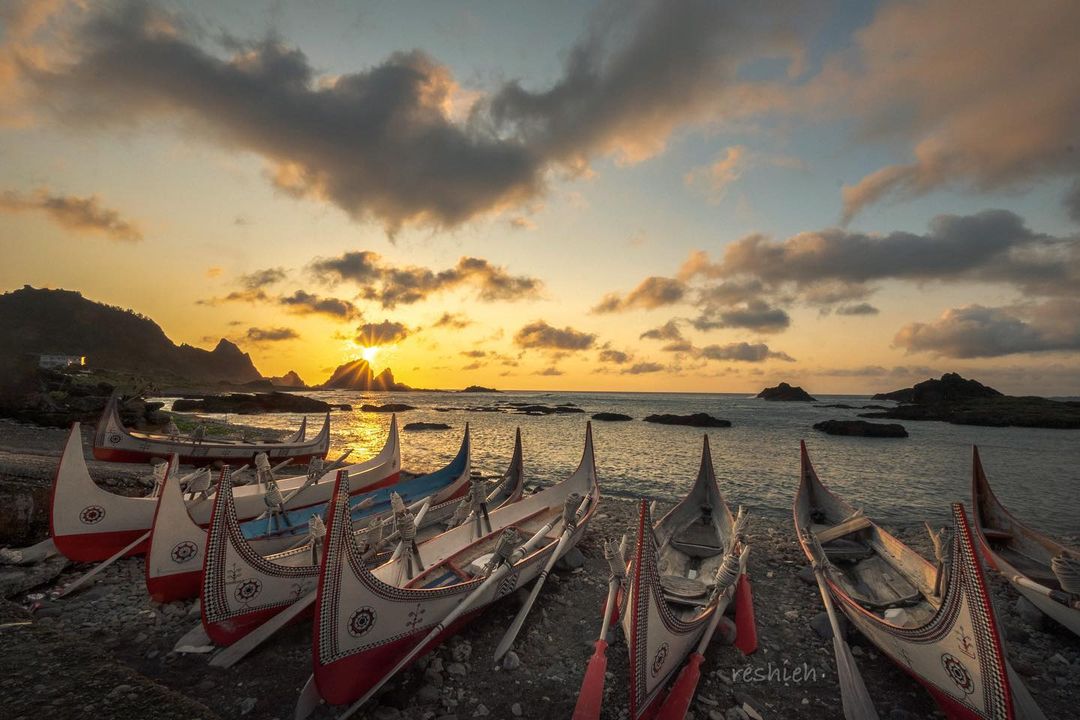 來場浪漫離島旅行！蘭嶼必玩景點總整理：到東清灣看日出、青青草原賞夕陽，還有超美消暑秘境野銀冷泉