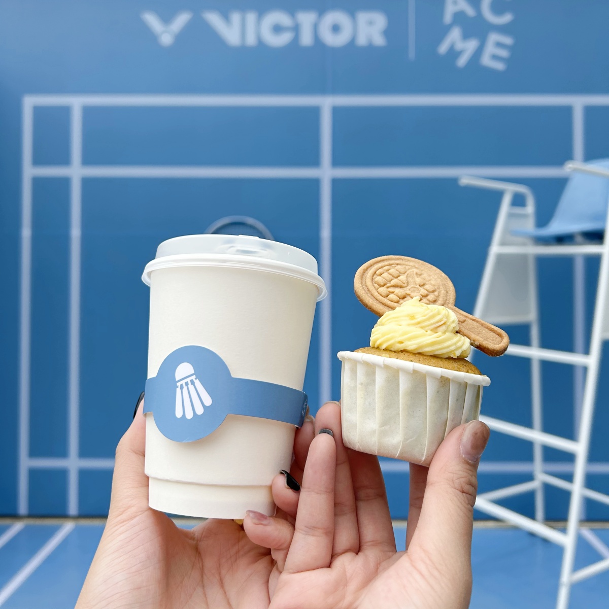 北美館出現巨型羽球拍？VICTOR×ACME期間限定店裝登場，羽球杯子蛋糕、造型餅乾都好萌