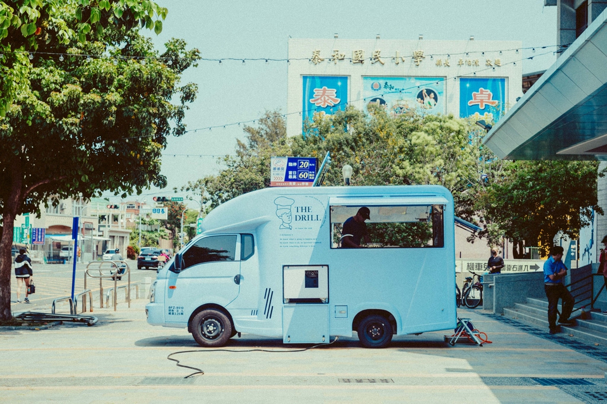 又見OUTDOOR市集！《我出去一下》露營市集3大亮點必看：啤酒瑜珈、露營風格交流，連「新村站著吃烤肉」也來了