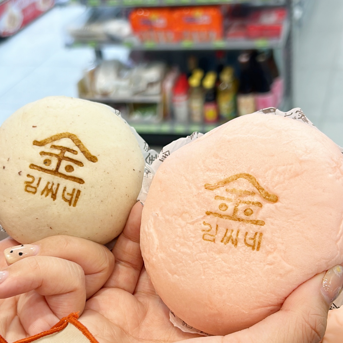 全家跟「韓勾ㄟ金針菇」聯名啦！超療癒秋季限定紫薯霜淇淋新上市，同步推爆漿起司包、牛肉烤飯糰等多樣韓式鮮食