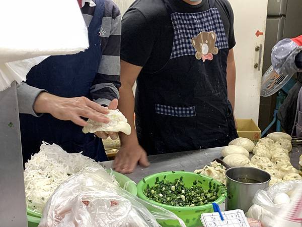 古亭超人氣銅板美食「溫州街蘿蔔絲餅達人」，不排隊吃不到的爆餡蘿蔔絲餅！