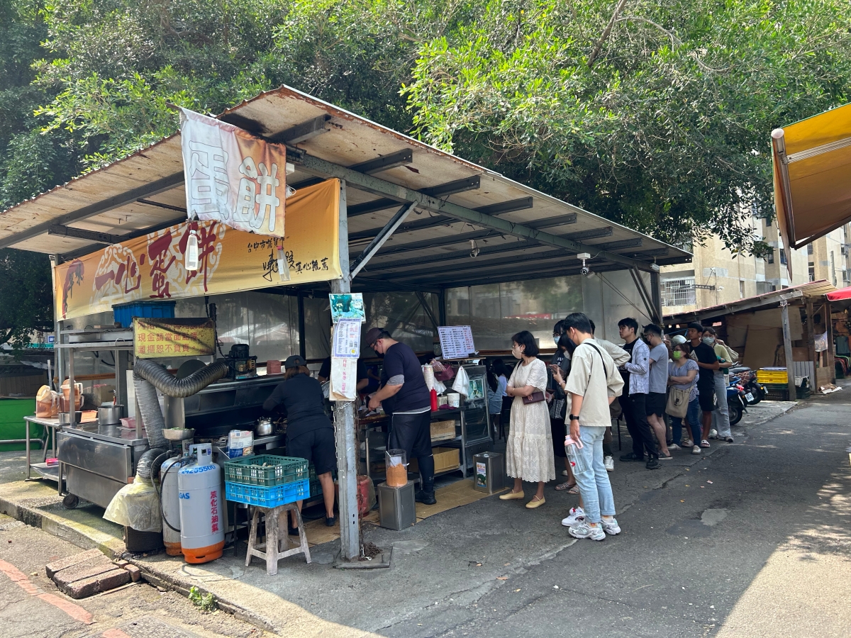 台中美食推薦！一心市場必吃的「一心蛋餅」用巨無霸古早味粉漿蛋餅滿足吃貨的胃，超總匯 、起司口味必點