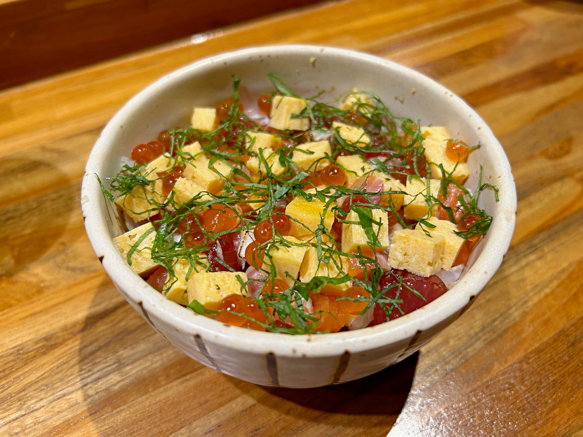 最超值的無菜單板前壽司！台北日本料理「游壽司」推午間定食，握壽司、散壽司定食500元就能品嚐