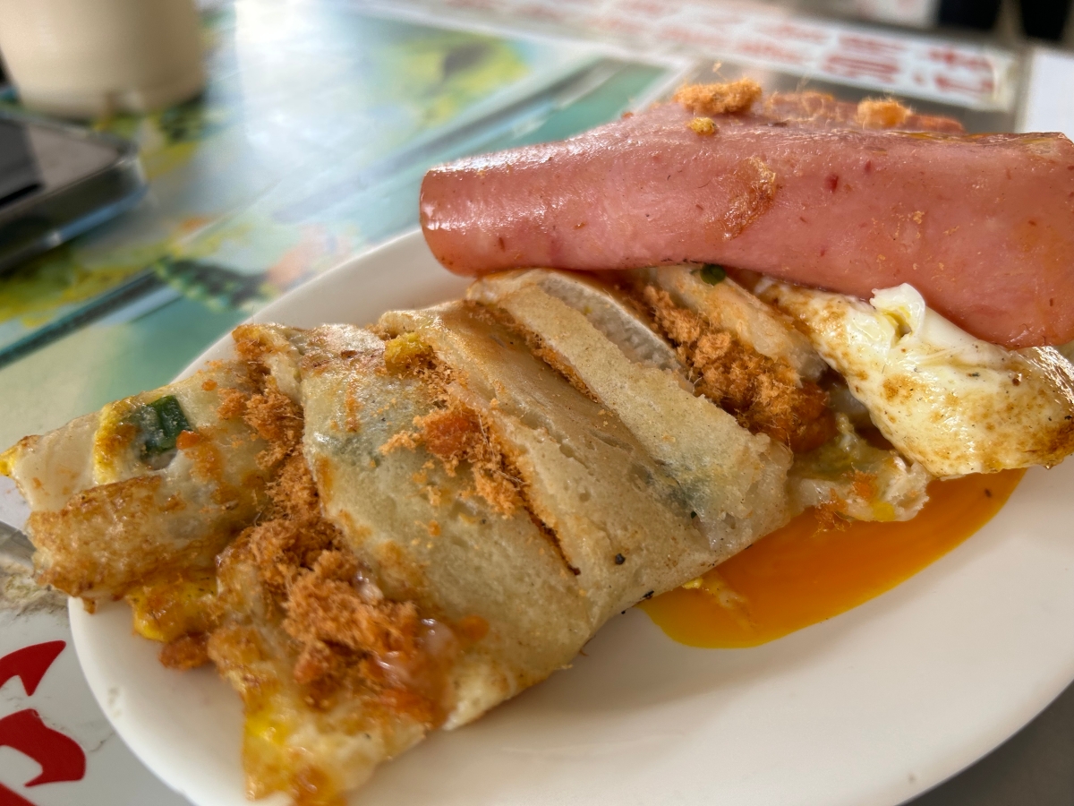 台中美食推薦！一心市場必吃的「一心蛋餅」用巨無霸古早味粉漿蛋餅滿足吃貨的胃，超總匯 、起司口味必點