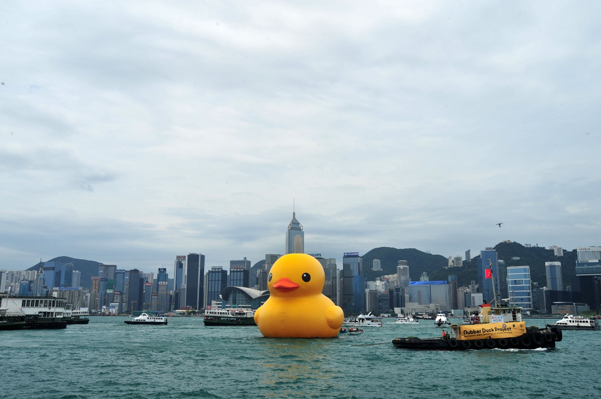 霍夫曼的黃色小鴨現蹤香港青衣海域！還一次兩隻，游出大型海上公共藝術展覽《橡皮鴨二重暢》