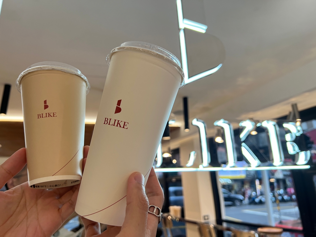 台中精品奶茶專門店BLIKE北上展店：室內鏡面與木質設計搭配茶香，讓奶茶控駐足在台北東區延吉街 / 圖片來源：光村映像、Taipei Walker編輯拍攝
