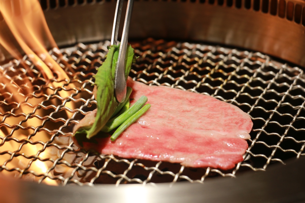 和牛佐海膽好奢華！「燒肉擔當」從分切、炙烤到佐料搭配展現講究精神，打造燒肉界的Fine Dining