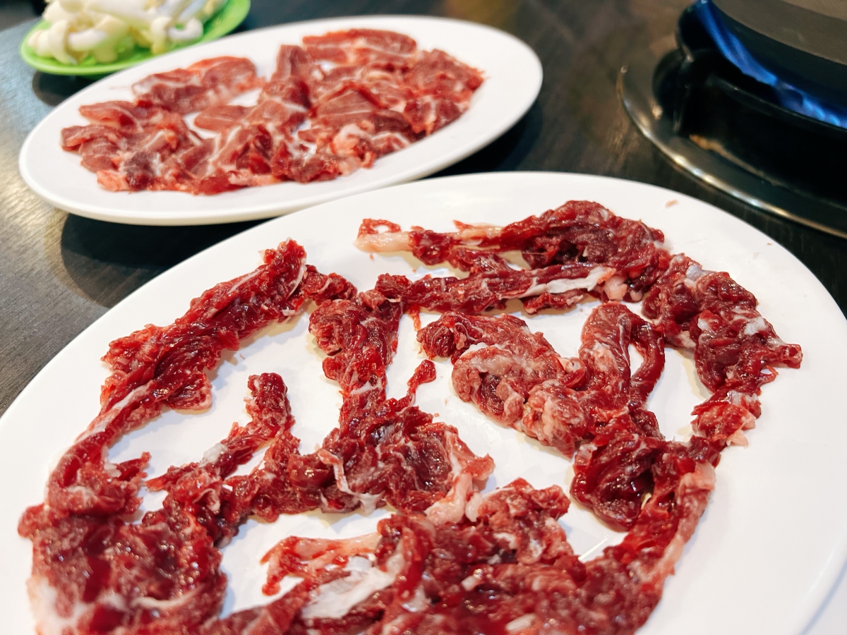 去台南必朝聖！林志玲也愛吃的「三大牛肉火鍋」，用每日現切溫體牛+溫潤湯底收服吃貨的心