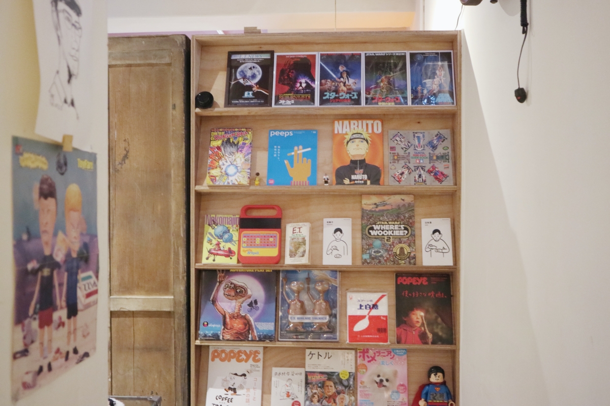 呷滴 JiaDee不純喫茶店，信義區巷弄日系甜點店，滿滿古董玩具讓男孩們也瘋狂！