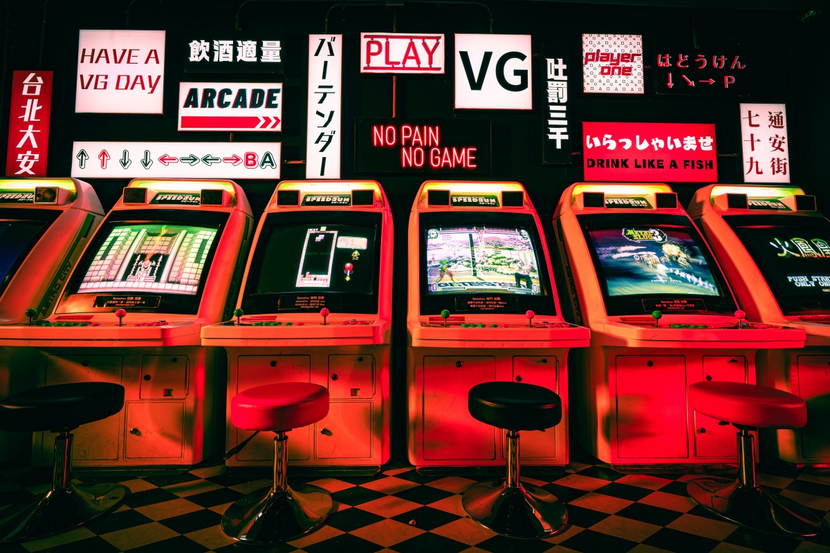 酒吧結合電玩是什麼概念？台北大安區「SPEEDRUN by VG Taipei」用80年代打造特色電玩主題酒吧