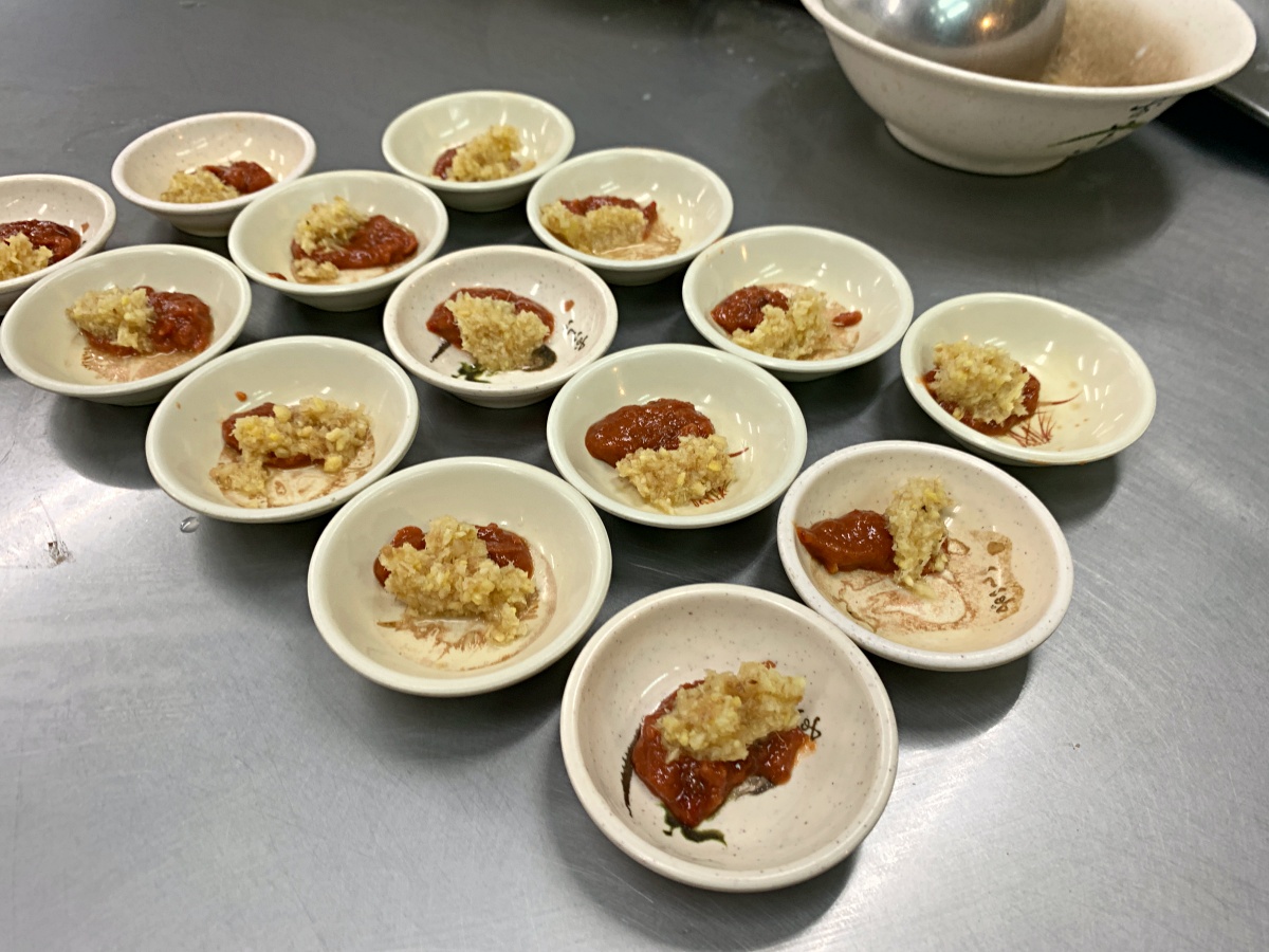通化夜市「老李牛雜」不輸必比登推介的美味熱炒，大推青菜炒牛肉，牛雜湯還能免費續湯！