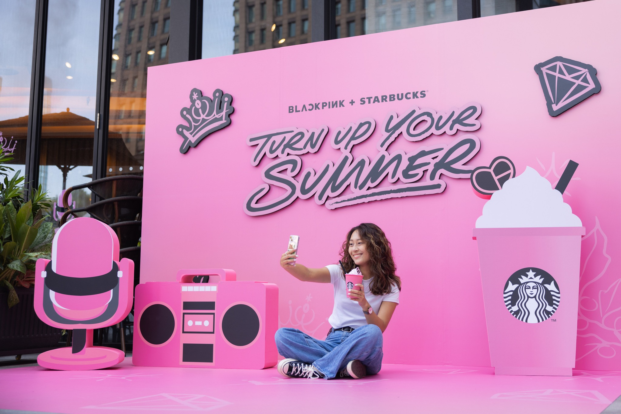 BLINK準備去信義區拍美照！星巴克×BLACKPINK限定主題店登場，粉嫩店裝+粉色星冰樂讓你拍到手機沒電