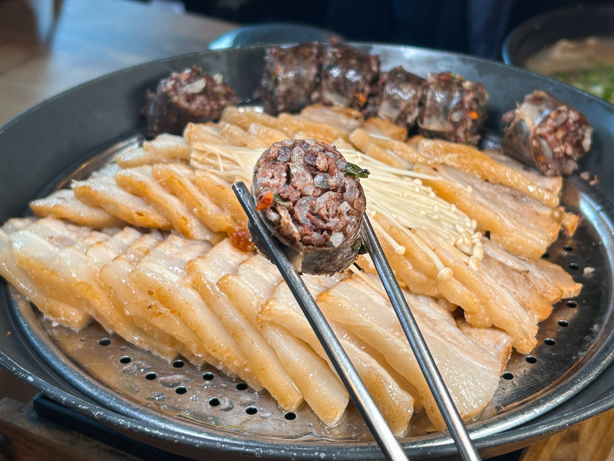 從吃感受韓國戰後的美食文化！韓國釜山美食必吃豬肉湯、河豚湯與麥麵和烤豬小排
