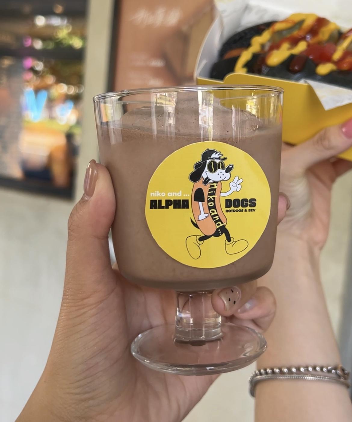 最可愛的跨界聯名！niko and ⋯攜手中山名店ALPHA DOGS推竹炭熱狗堡、巧克力奶昔
