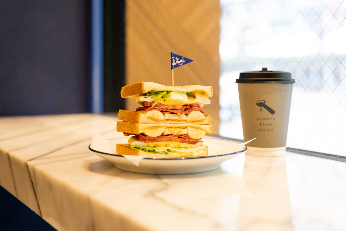 余文樂愛店「ABG COFFEE」×「餵我早餐」推聯名餐點！超療癒莓果醬手撕雞、貓王三明治必吃