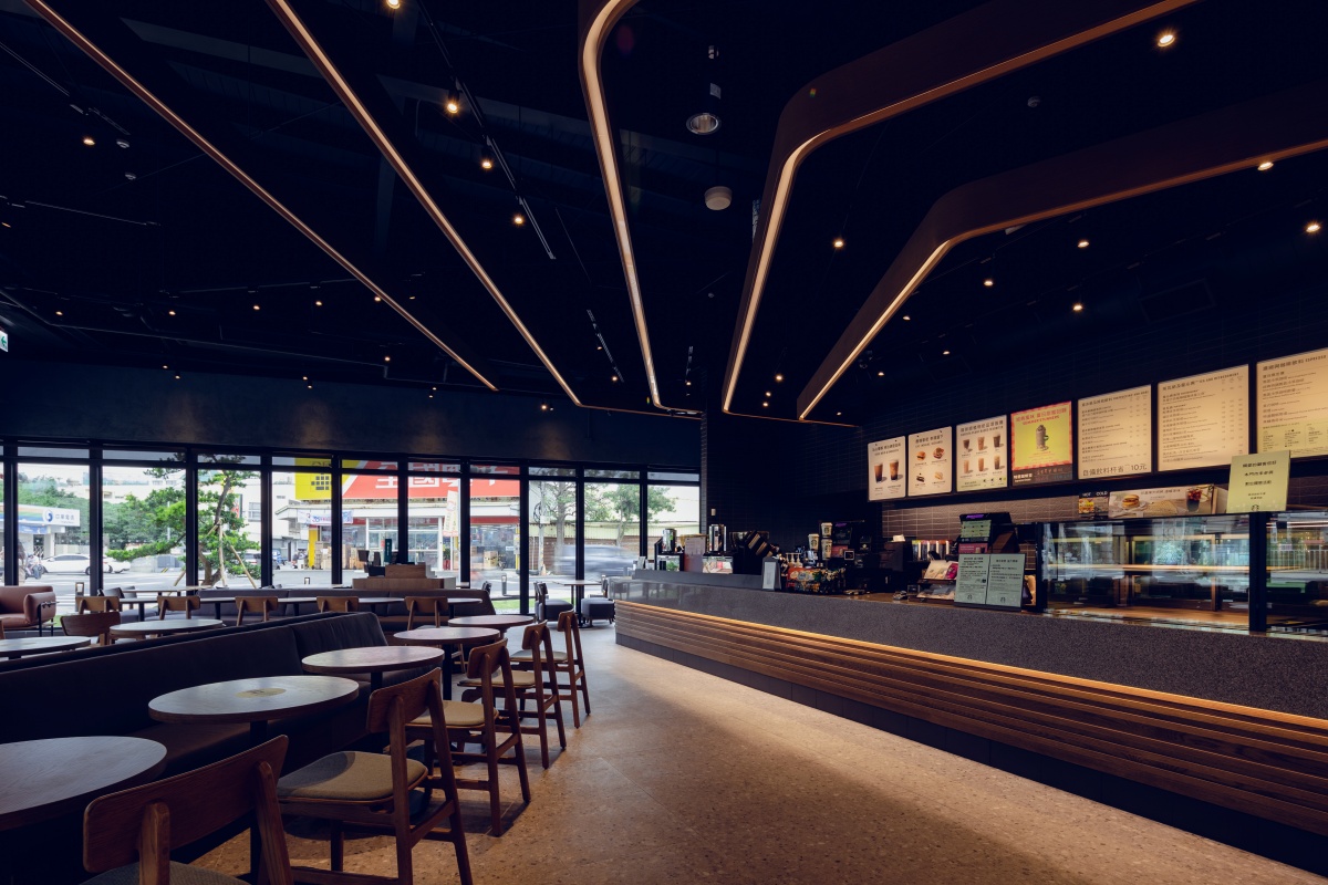 星巴克麥寮門市全新登場！以濁水溪群鳥聚集意象做為靈感，打造收入海岸美景的俐落空間