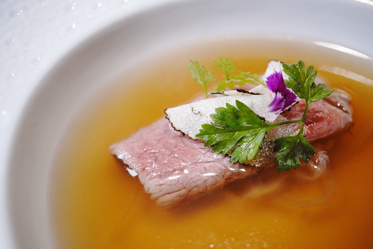 松山區全預約制Fine Dining餐廳「星 hoshi table」以英式茶飲融入菜系，打造創意無菜單料理