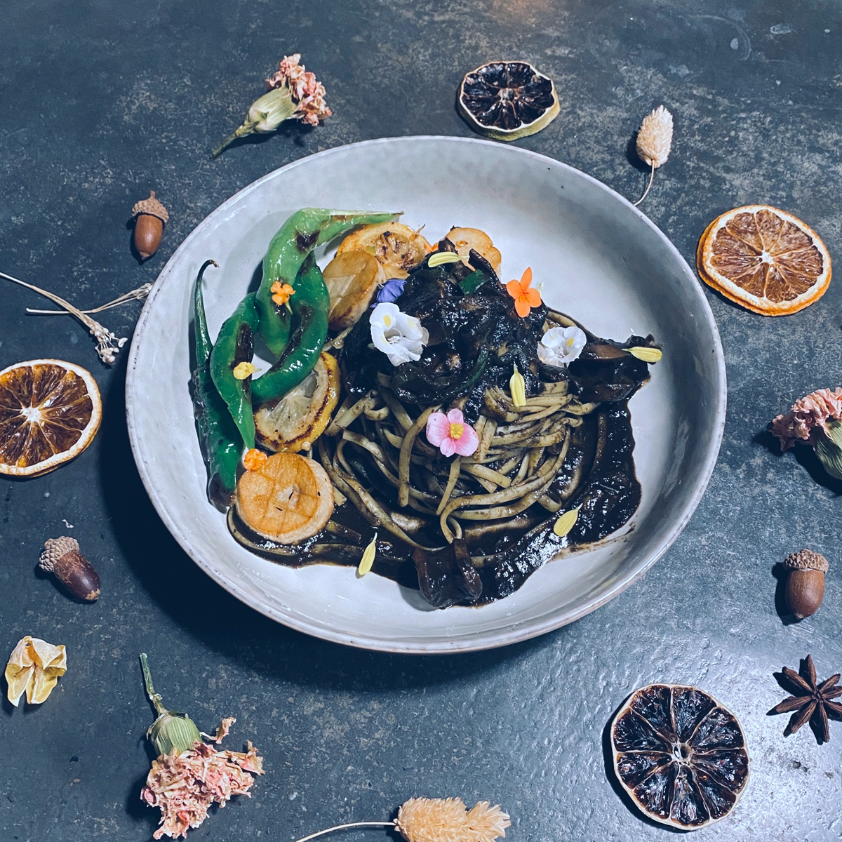 這間蔬食餐酒館很食尚！藏身台北東區巷弄中的巷弄，「Herban Kitchen & Bar 二本餐廳」濃濃歐美風