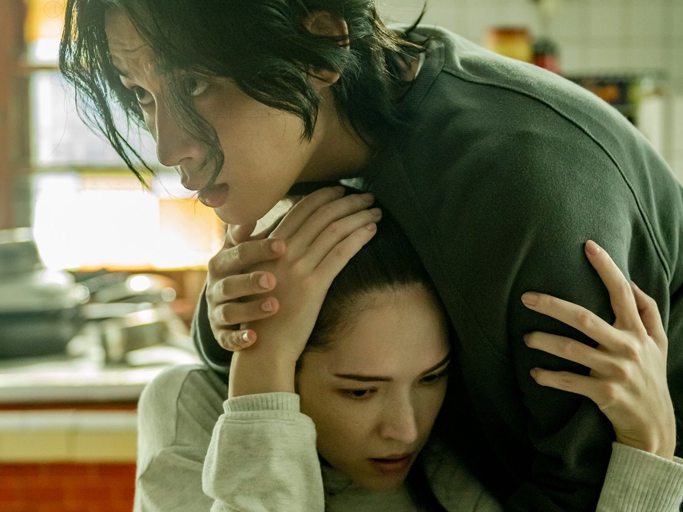 Netflix《她和她的她》飆台灣Top1！許瑋甯創傷解離讓人心疼、吳慷仁壞到骨子裡的詭譎感人神共憤