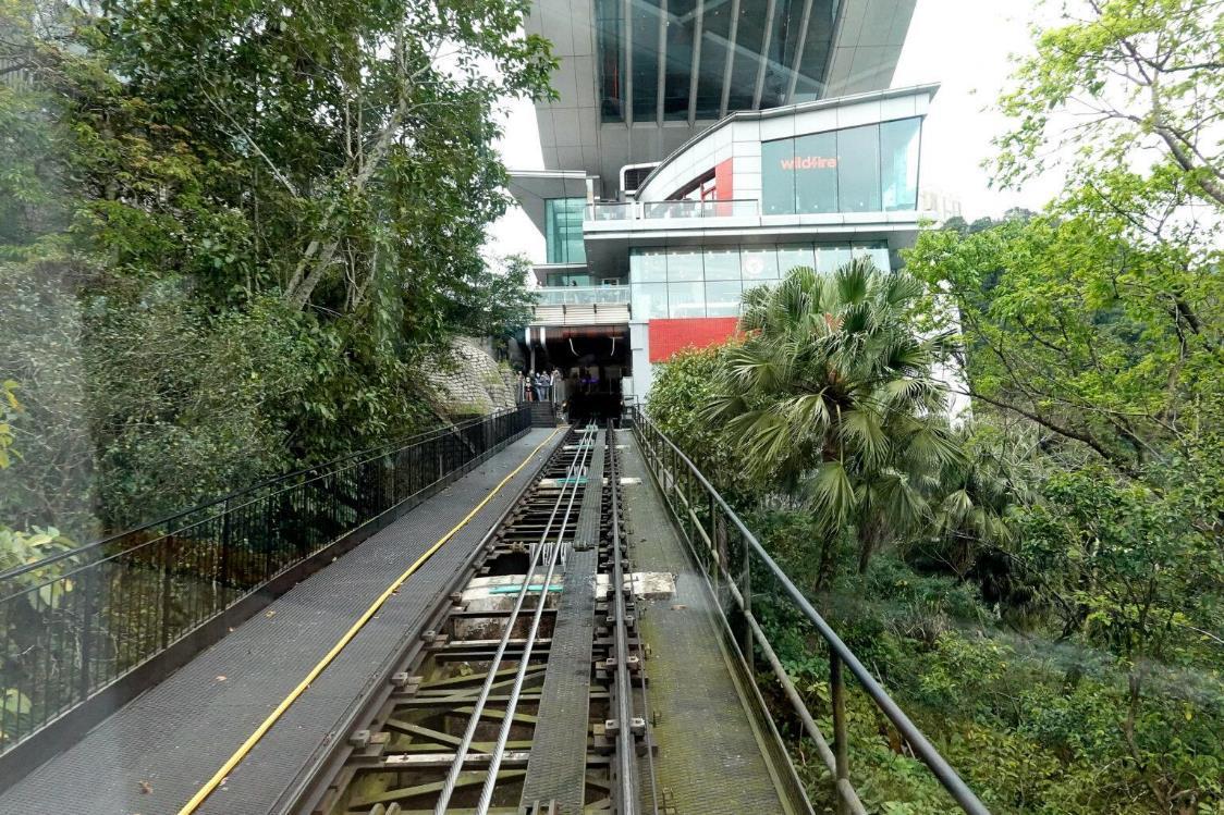 香港太平山纜車站全面翻新 山頂盧吉道觀景台看到不一樣的香港 搭公車下山品嘗香港最棒的川菜