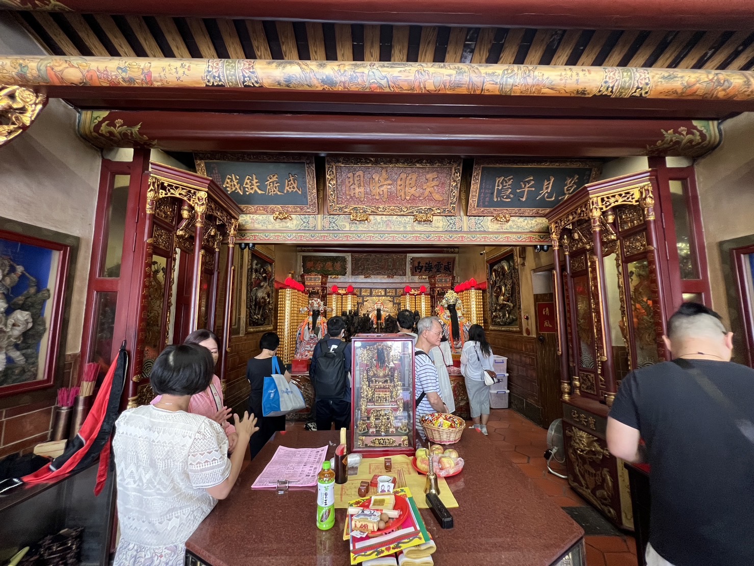 脫單拜月老！專訪迪化街台北霞海城隍廟，原來「平安茶不能吹」是以訛傳訛的謠言禁忌