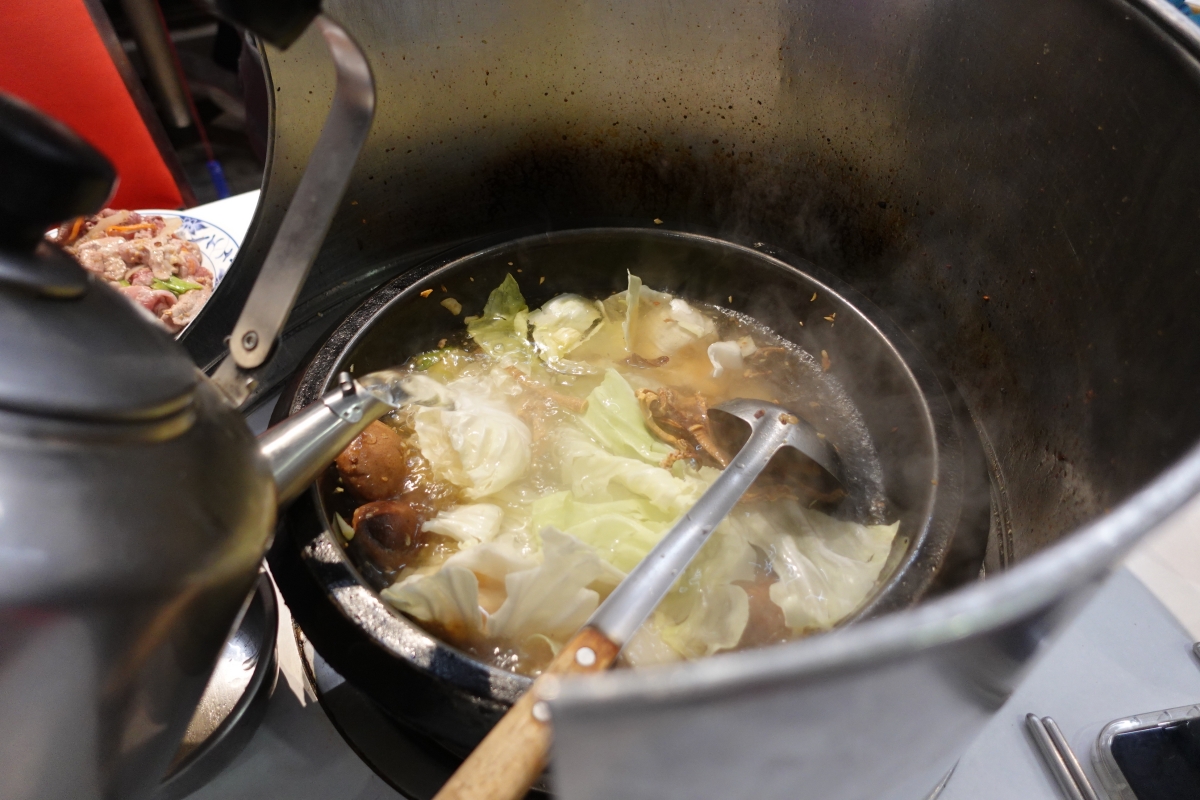 盤點台北石頭火鍋排隊名店：小紅莓石頭火鍋城、松江自助石頭火鍋城、金山福緣火鍋，鍋香氣十足完全吃不膩 / 圖片來源：Taipei Walker編輯拍攝