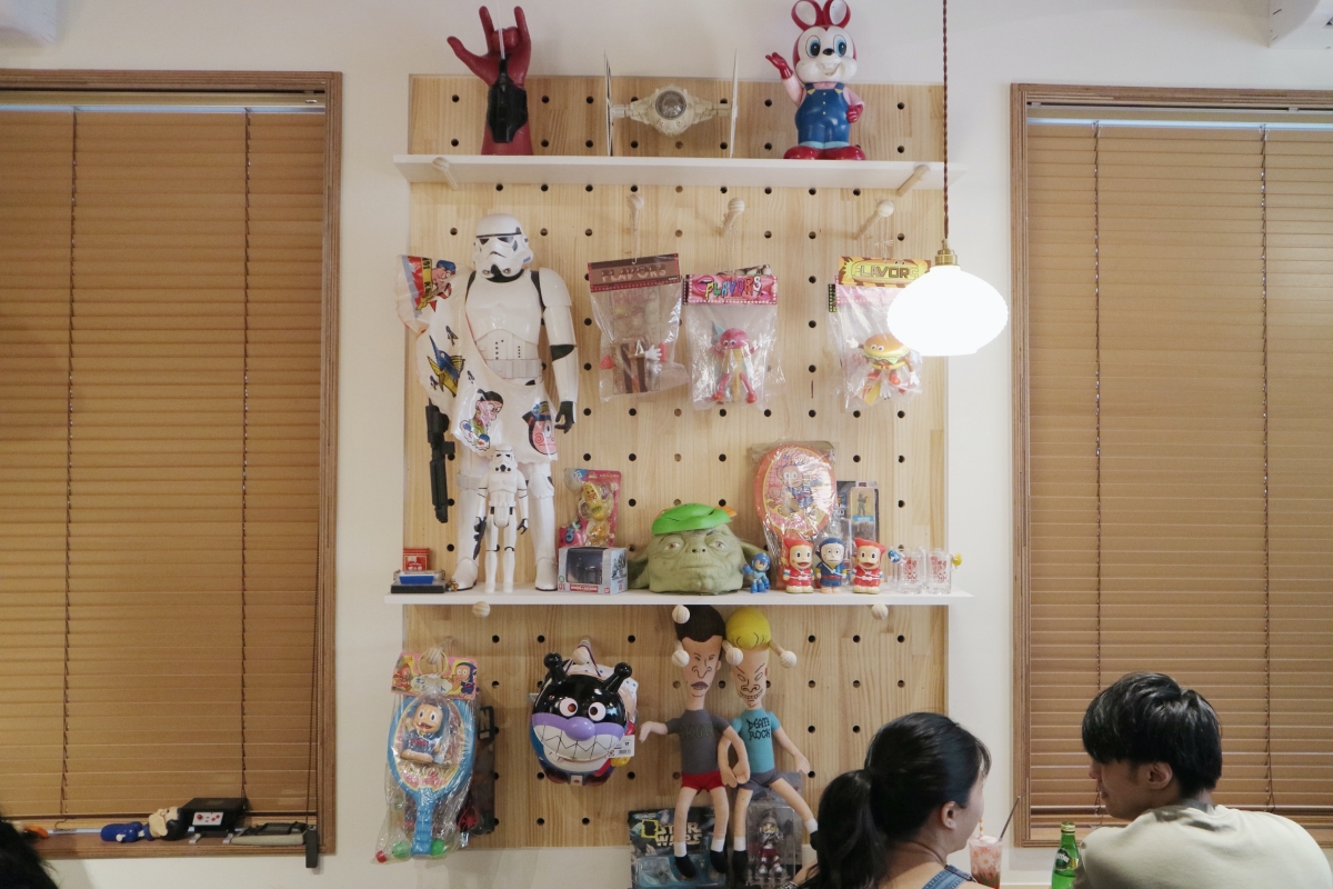 呷滴 JiaDee不純喫茶店，信義區巷弄日系甜點店，滿滿古董玩具讓男孩們也瘋狂！