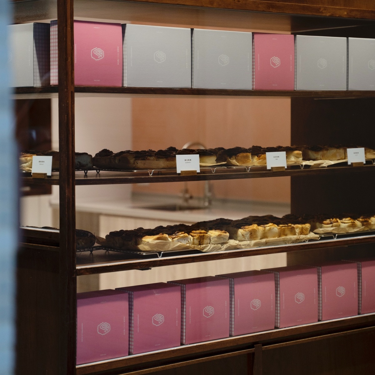 中山區甜點店推薦！「Cafe Waku」純白建築超好拍、「肉桂捲シナモンロール製作所」莓果肉桂捲必點