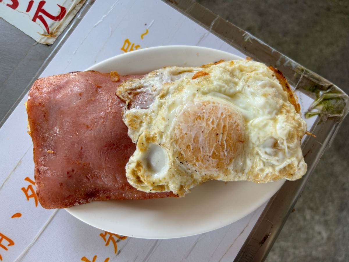 台中美食推薦！一心市場必吃的「一心蛋餅」用巨無霸古早味粉漿蛋餅滿足吃貨的胃，超總匯 、起司口味必點