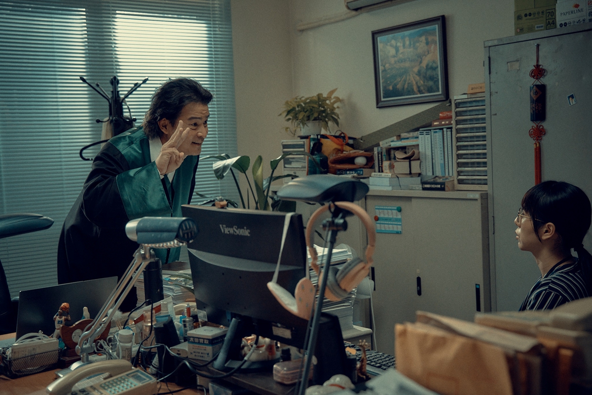 【膝關節影評專欄】Netflix《八尺門的辯護人》，史上最多原地自爆的台劇元素，廢死、移工、原住民樣樣難拍樣樣強