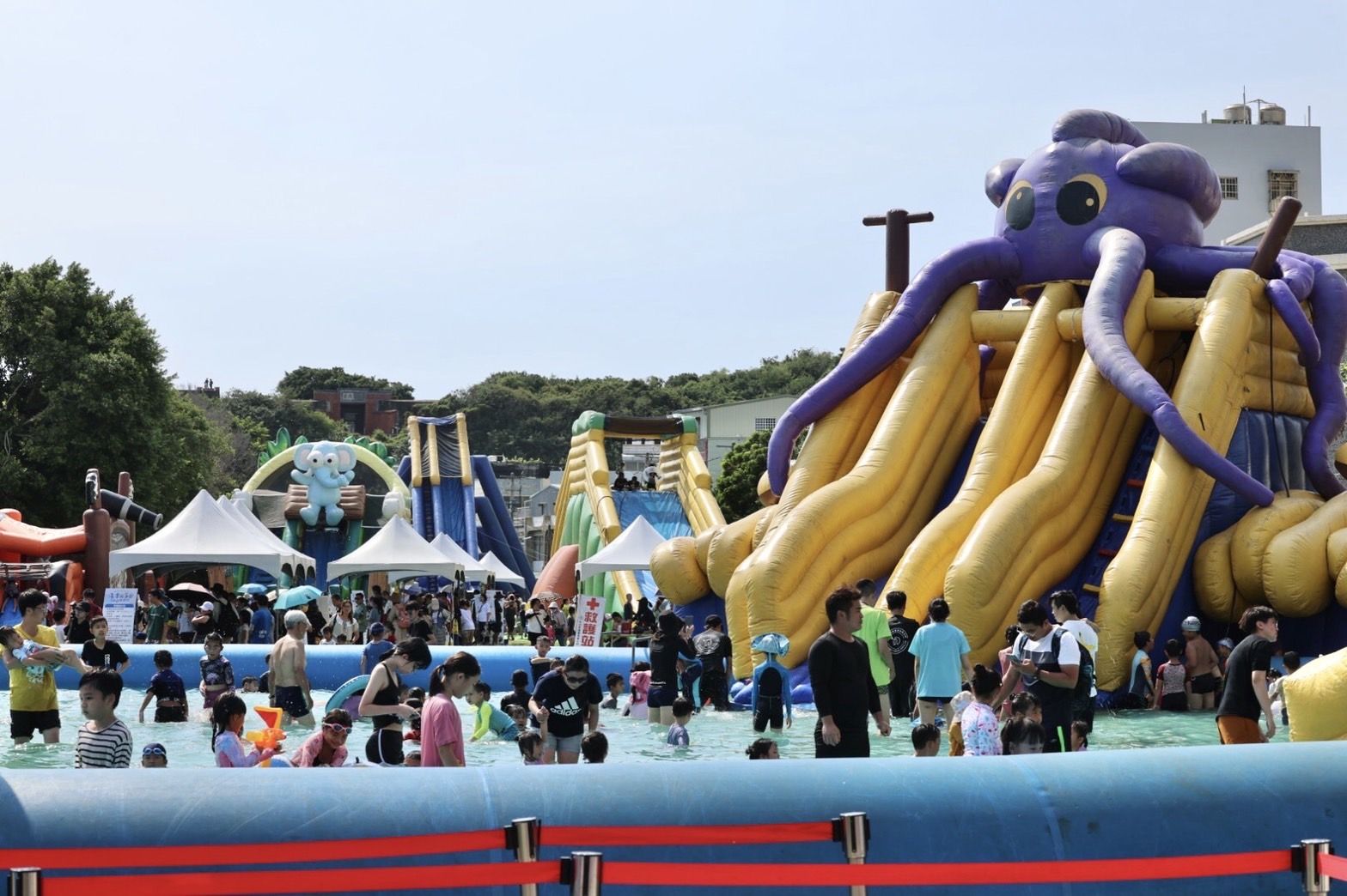 2023「旗津風箏節」來了！「高雄熊」造型風箏飛上天萌翻少女心，還有夜間風箏秀、火舞表演讓你從早玩到晚