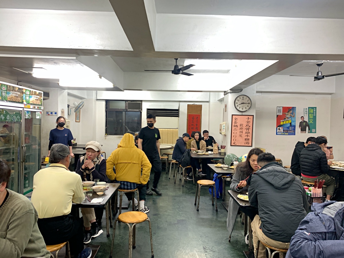通化夜市「老李牛雜」不輸必比登推介的美味熱炒，大推青菜炒牛肉，牛雜湯還能免費續湯！