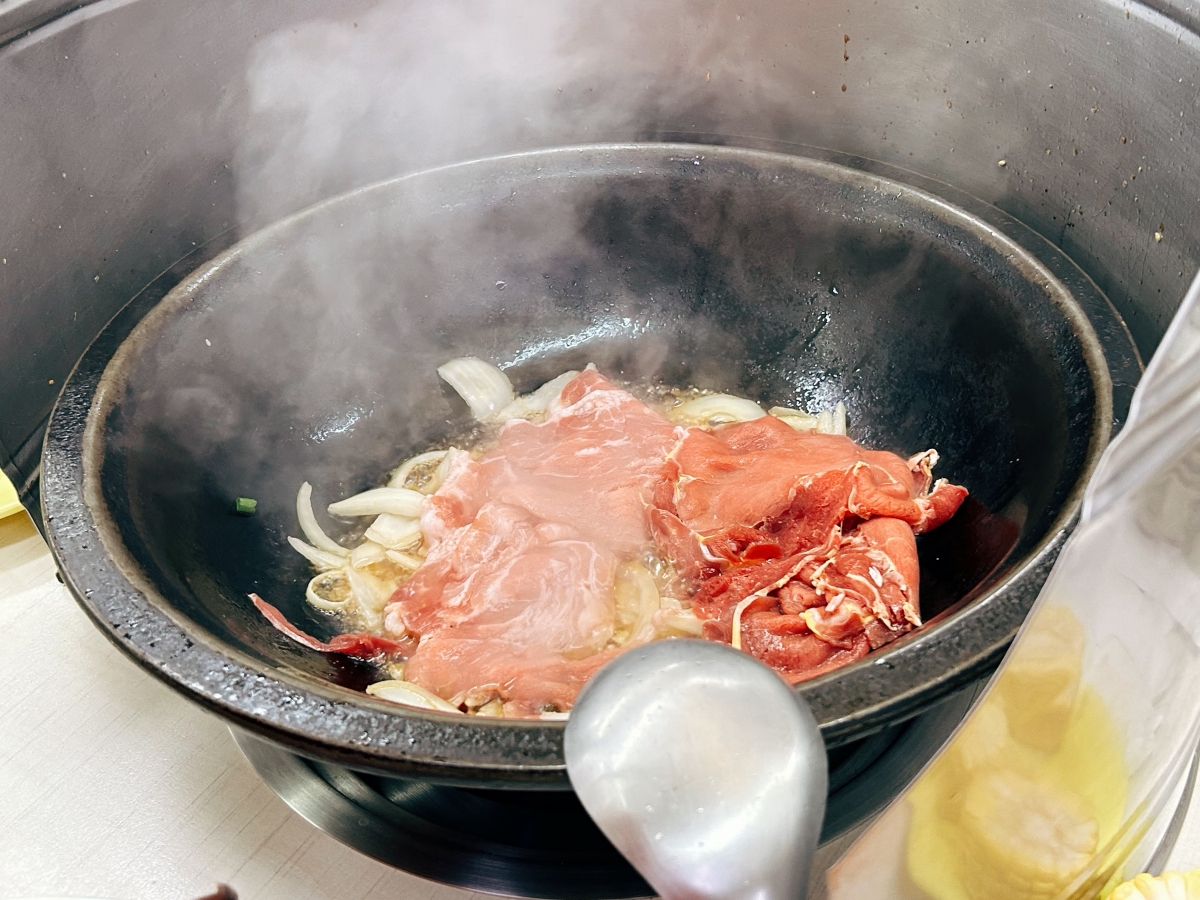 台北聚餐好選擇！四十年老店「小紅莓石頭火鍋城」：現炒鍋底香氣四溢，不排隊吃不到
