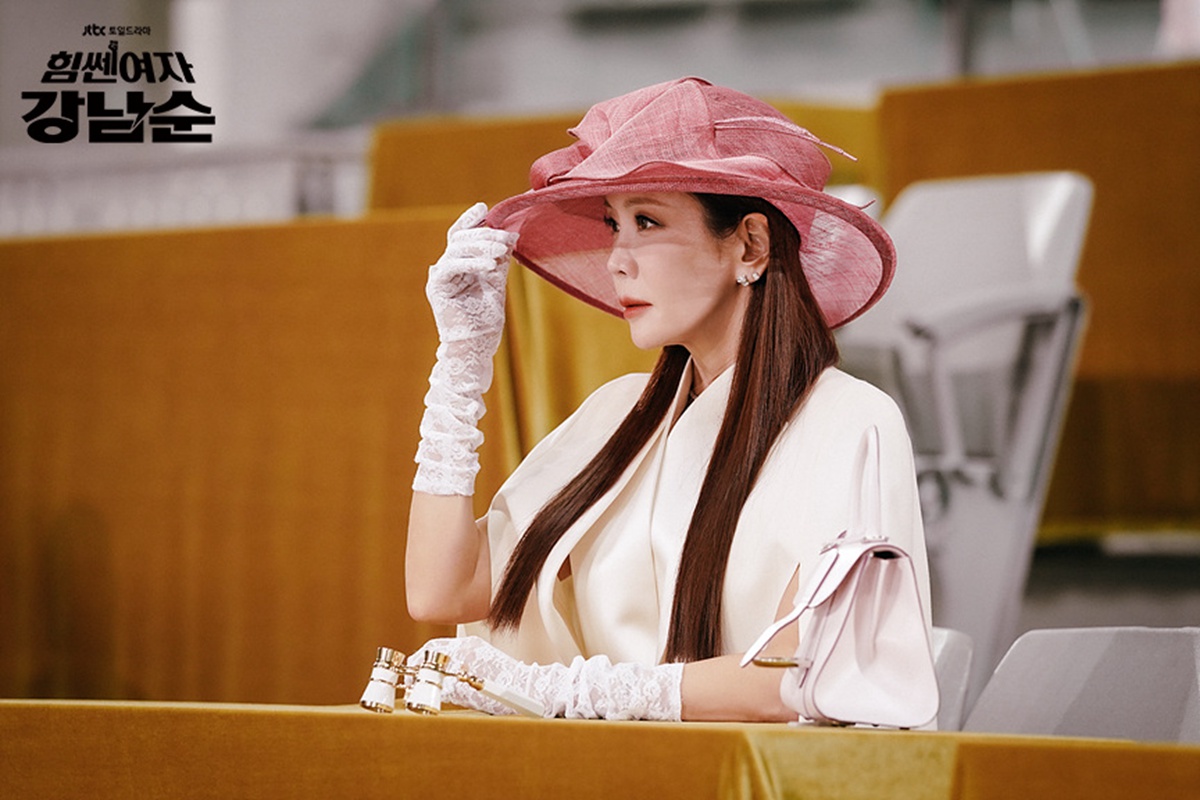 Netflix輕鬆幽默愛情韓劇《大力女子姜南順》on檔ing！狗狗CP朴炯植、朴寶英驚喜客串 / 圖片來源：Neyflix、JTBC
