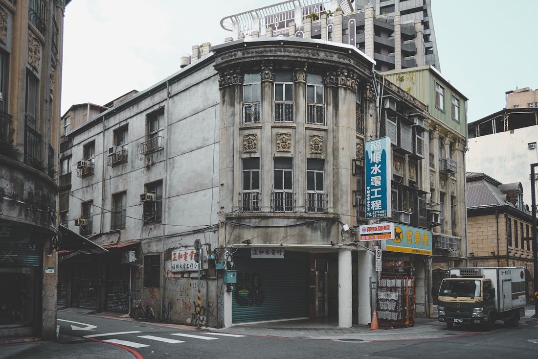 【走讀台北】與北門相望的絢麗石頭厝：一探撫臺街洋樓內的城中建設史