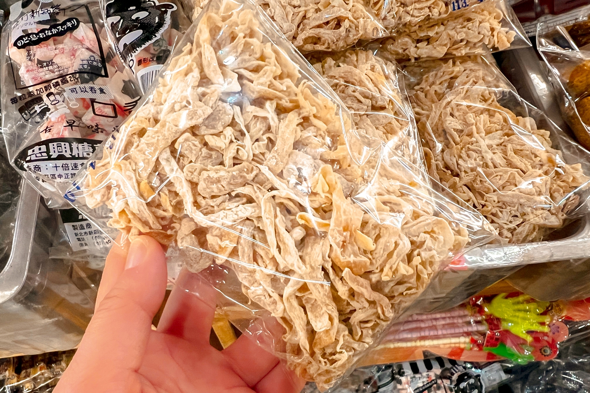 這些古早味懷舊零食你一定有吃過！涼煙糖、可樂橡皮糖、辣香片、逼逼糖，小時候都去雜貨店買這些