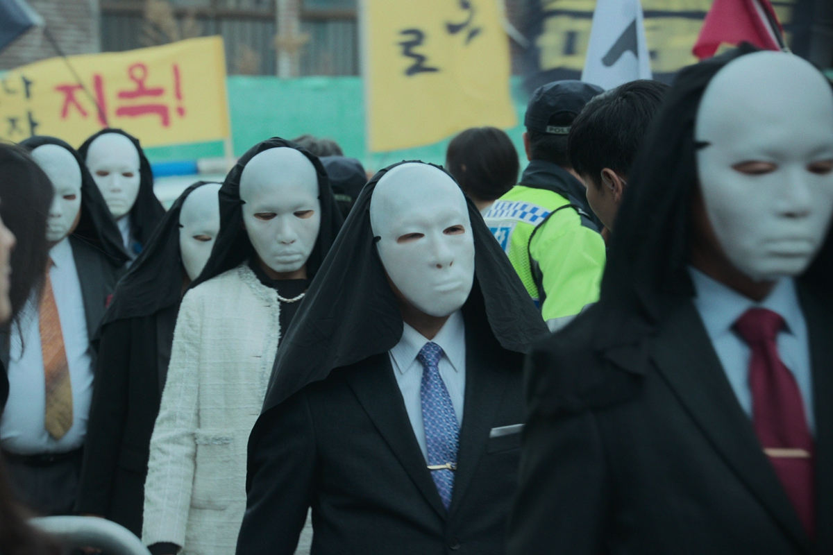 荒唐到咋舌！Netflix紀錄片《以神之名：信仰的背叛》揭露邪教斂財、誘姦的醜陋洗腦手法